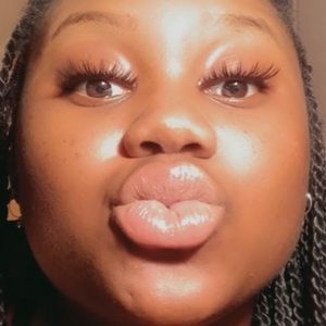 Meet your Posher, Simone